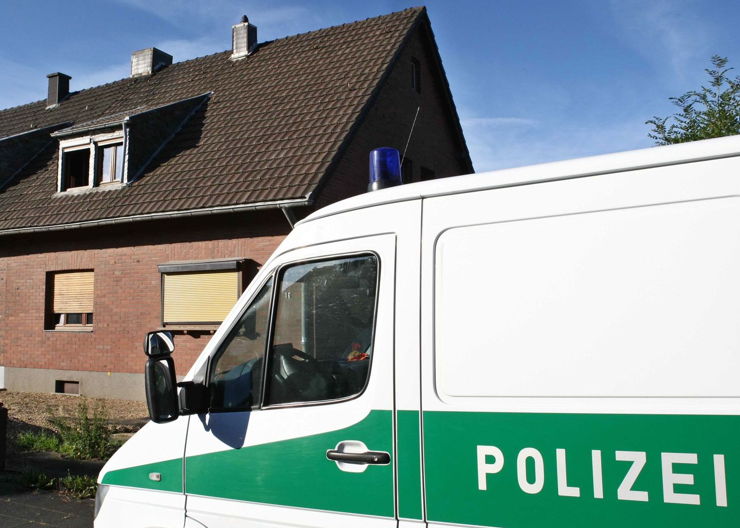 Saksa politseiauto Jülichis (Nordrhein-Westfaleni liidumaal) maja juures, kust võeti kinni arvatav neonats.
