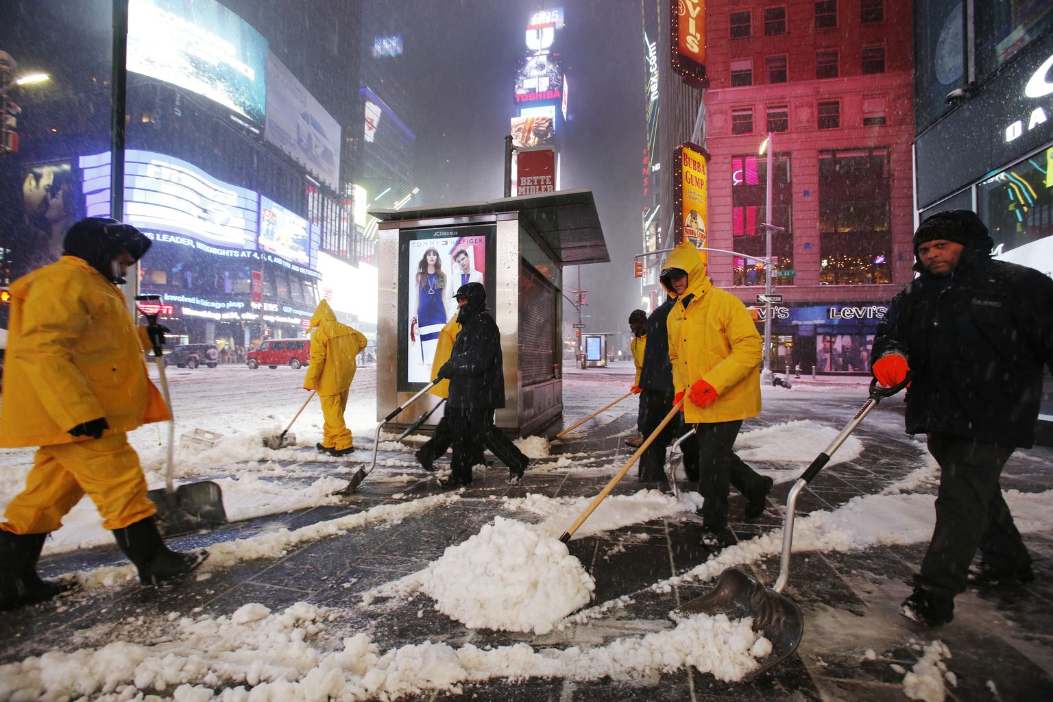 Pildil eilne lumekoristus New Yorgis kuulsal Times Square'il.
