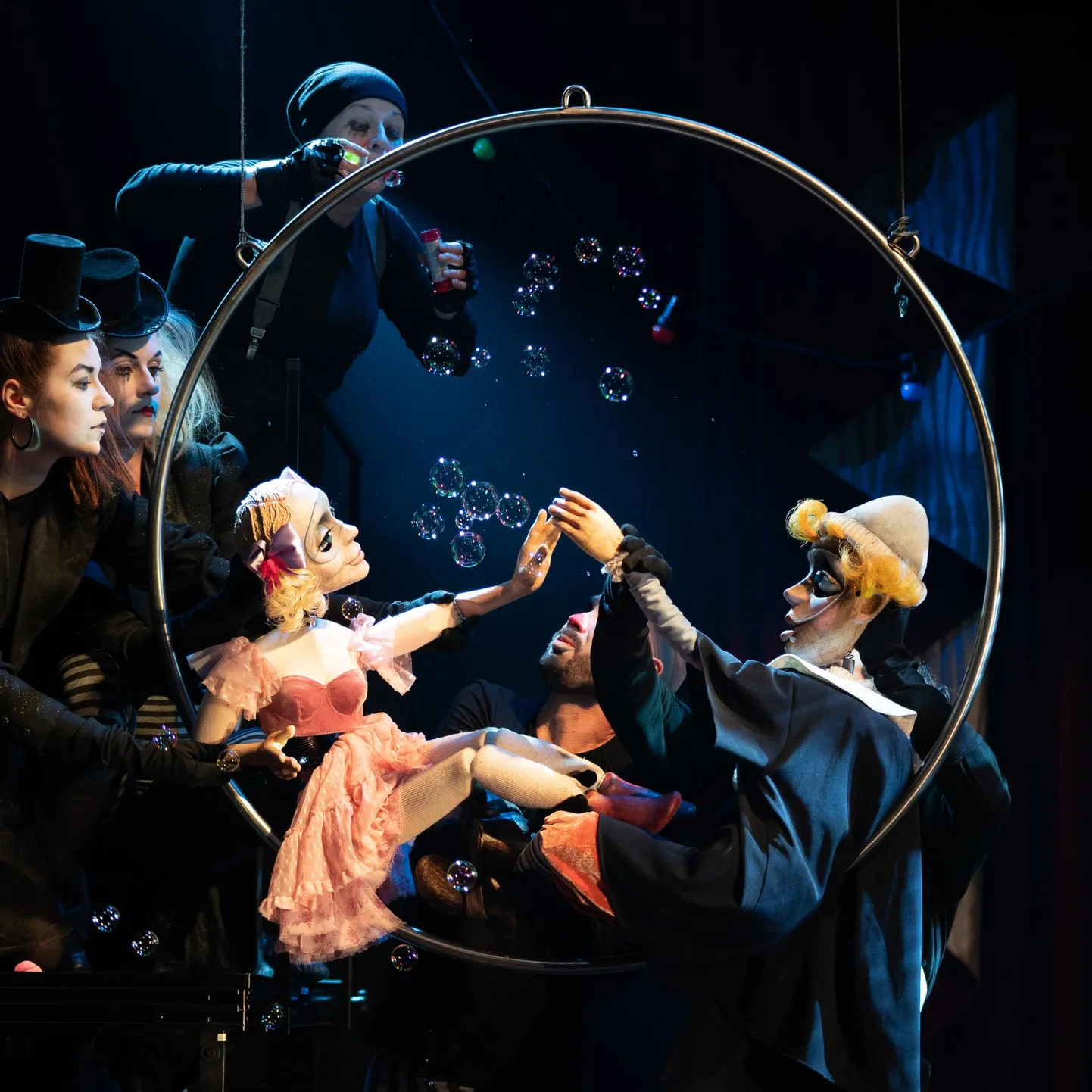 William Shakespeare «Tõrksa taltsutuse» lavastas Merja Pöyhönen, kunstnikuks on aga Rosita Raud. Fotol näitlejad Laura Kukk, Kaisa Selde, Liivika Hanstin ja Jevgeni Moissejenko.