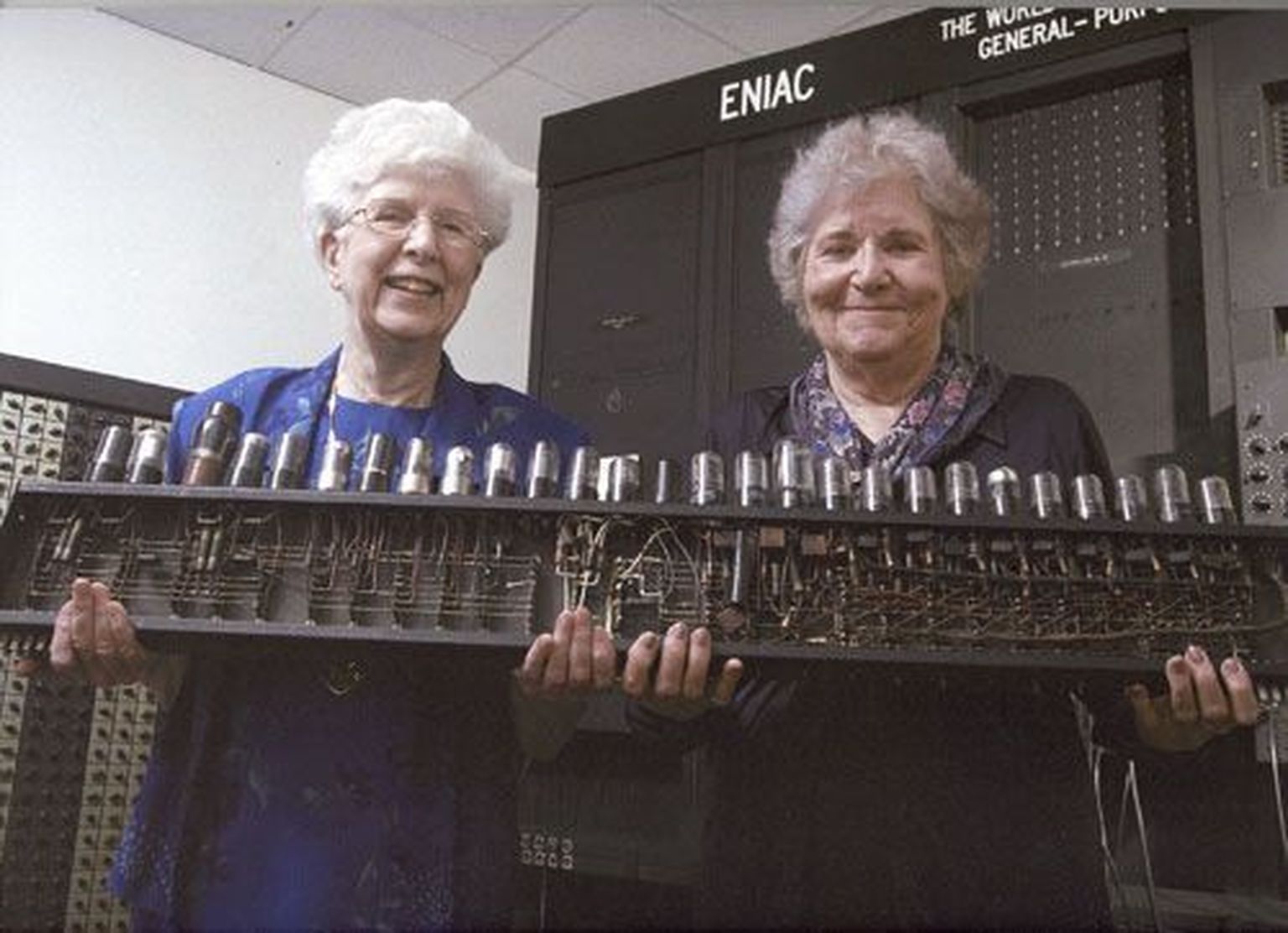 ENIACi loojad Kay McNulty Mauchly Antonelli ja Jean Jennings Bartik hoidmas aastakümneid hiljem enda kätes väikest osa maailma esimesest üldotstarbelisest arvutist.