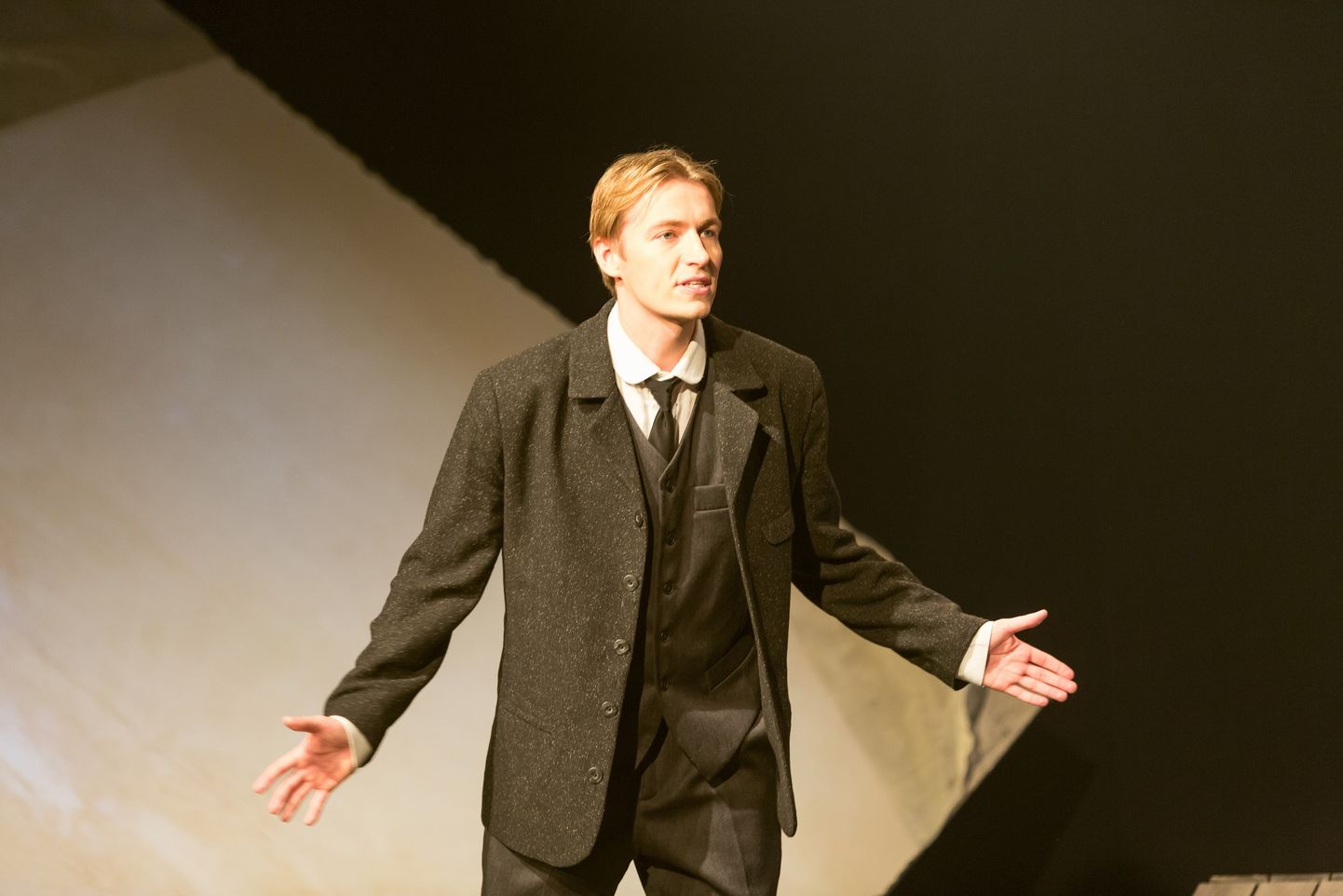 NUKU teatriga liitunud Sander Roosimägi näeb lavastuses „Noored hinged”.
