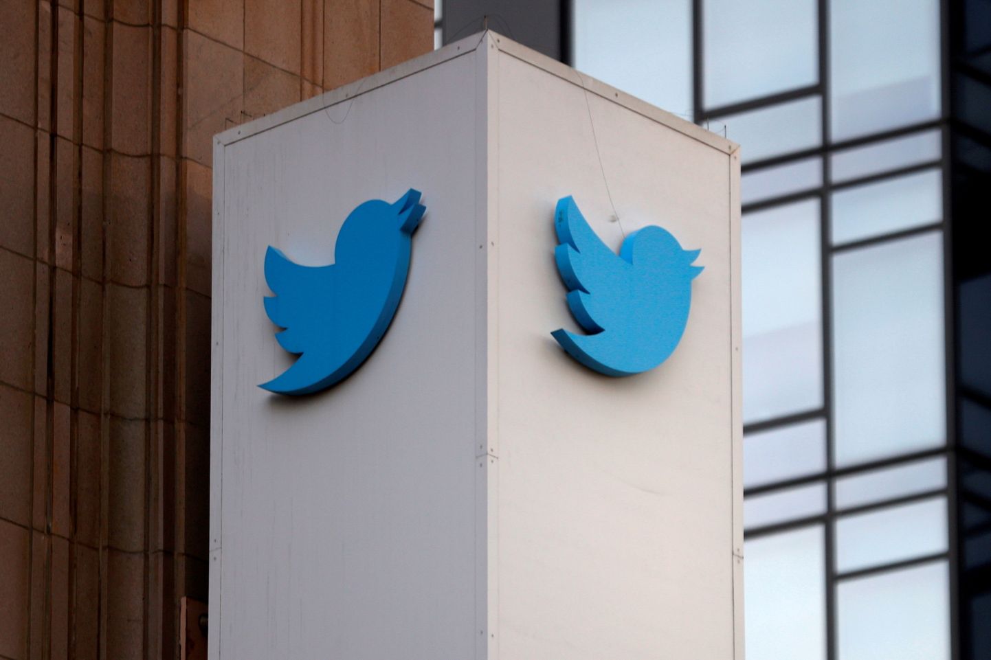 Twitteri logo firma peakontori juures
