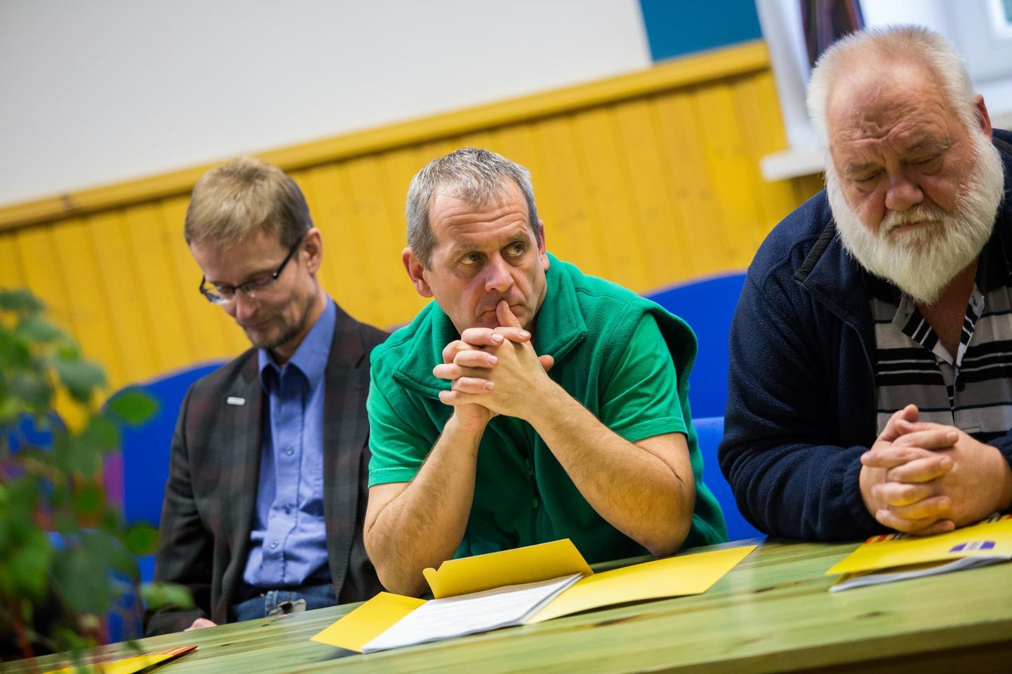 Olav Kreen (vasakul) ei ole rahul sellega, et volikogu vallale kahjulikke tehinguid teeb.