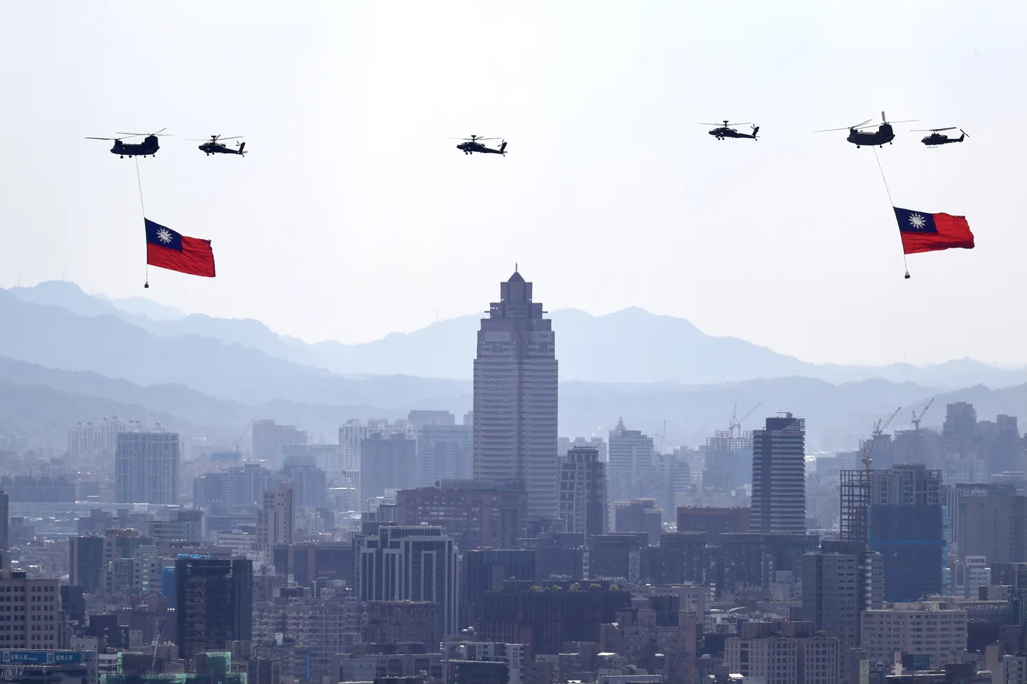 Taiwani lippe kandvad armee helikopterid harjutavad Taipeis riigi pidupäeva paraadiks.