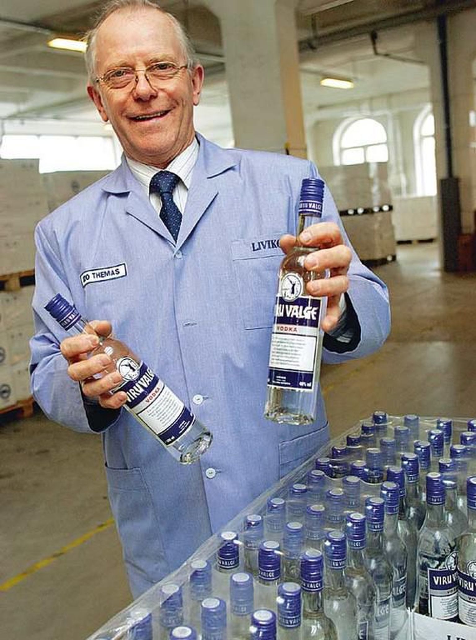 Sügisel ametist lahkuv Udo Themas on Eesti alkoholitööstuse legend, nii nagu ka tuntud viina Viru Valge pudelid tema sõrmede vahel.