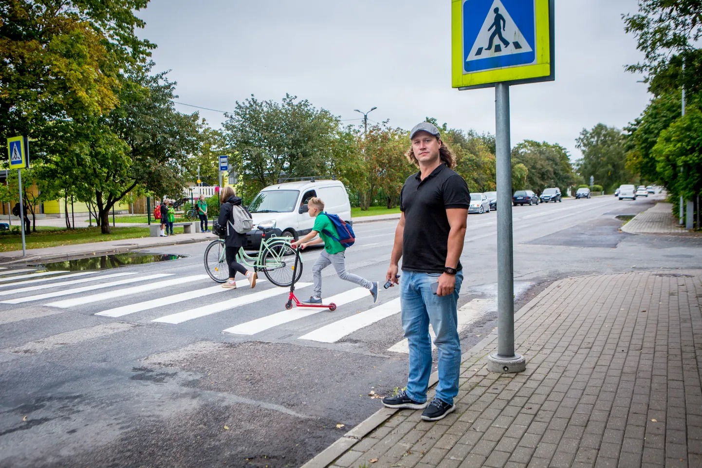 LIIGNE KIIRUS: Rainer Paenurk on veendunud, et kiirust piirav märk Ristiku lasteaia juures autojuhti ei talitse. Vajalikud on kiirust reaalselt vähendavad meetmed.