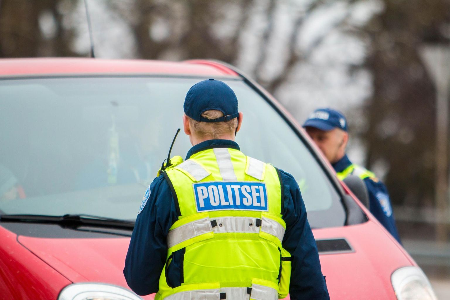 Politsei avastas Pärnus kontrolli käigus mitu roolis kõrvalise tegevusega ametis olnud juhti.