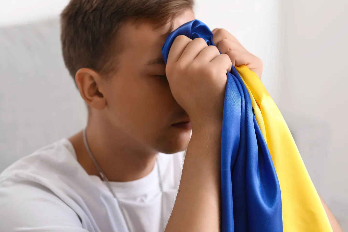 Noormees Ukraina lipuga. Pilt on illustreeriv