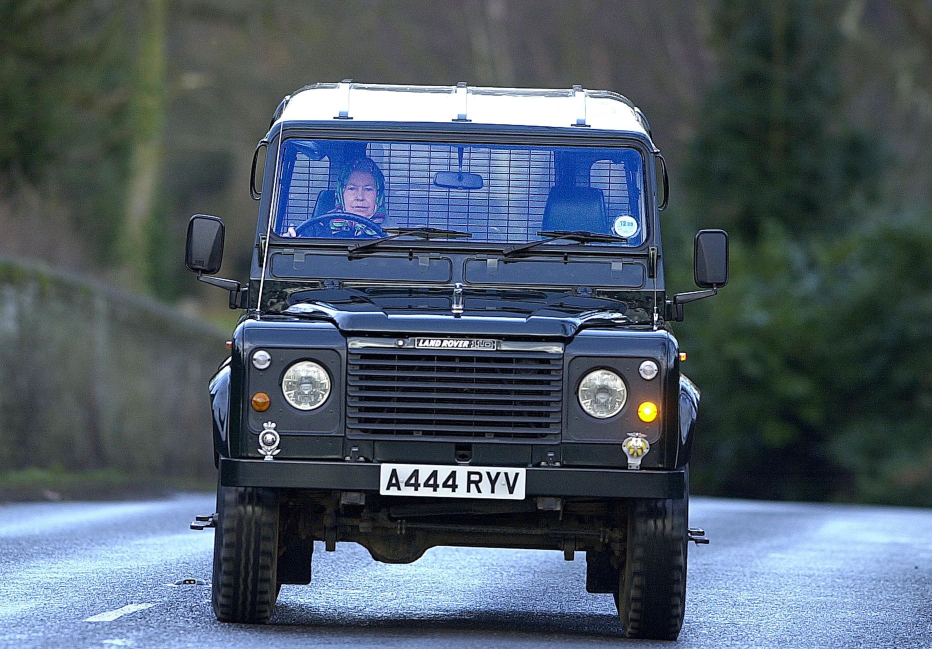 Kuninganna Elizabeth II juhtimas 2000. aastal oma lemmikautot Land Rover Defender 110.