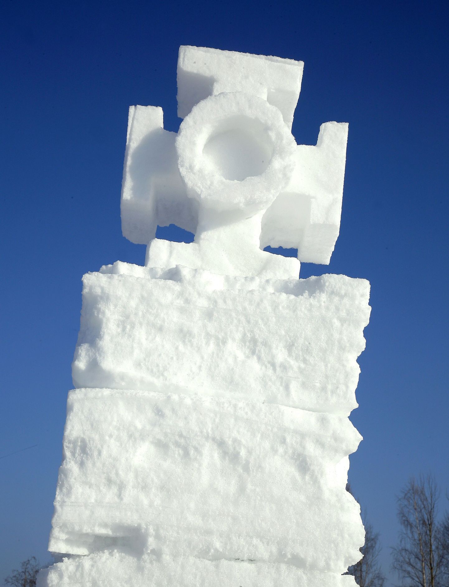 Tori vallas Kõrsa külas püstitati lumest umbes kolme meetri kõrgune vabadussammas.