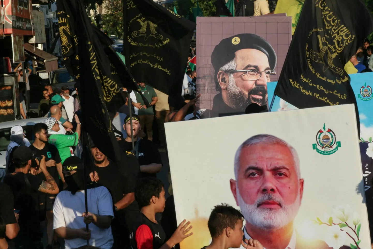Liibanoni noored protestimas Hamasi juhi Ismail Haniyehi ja Hezbollah’ sõjaväeülema Fuad Shukuri mõrva vastu.