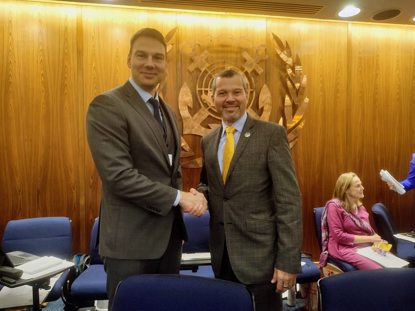 Kliimaministeeriumi merenduse ja veekeskkonna asekantsler Kaupo Läänerand õnnitleb IMO uut peasekretäri Arsenio Dominguez Velascot.