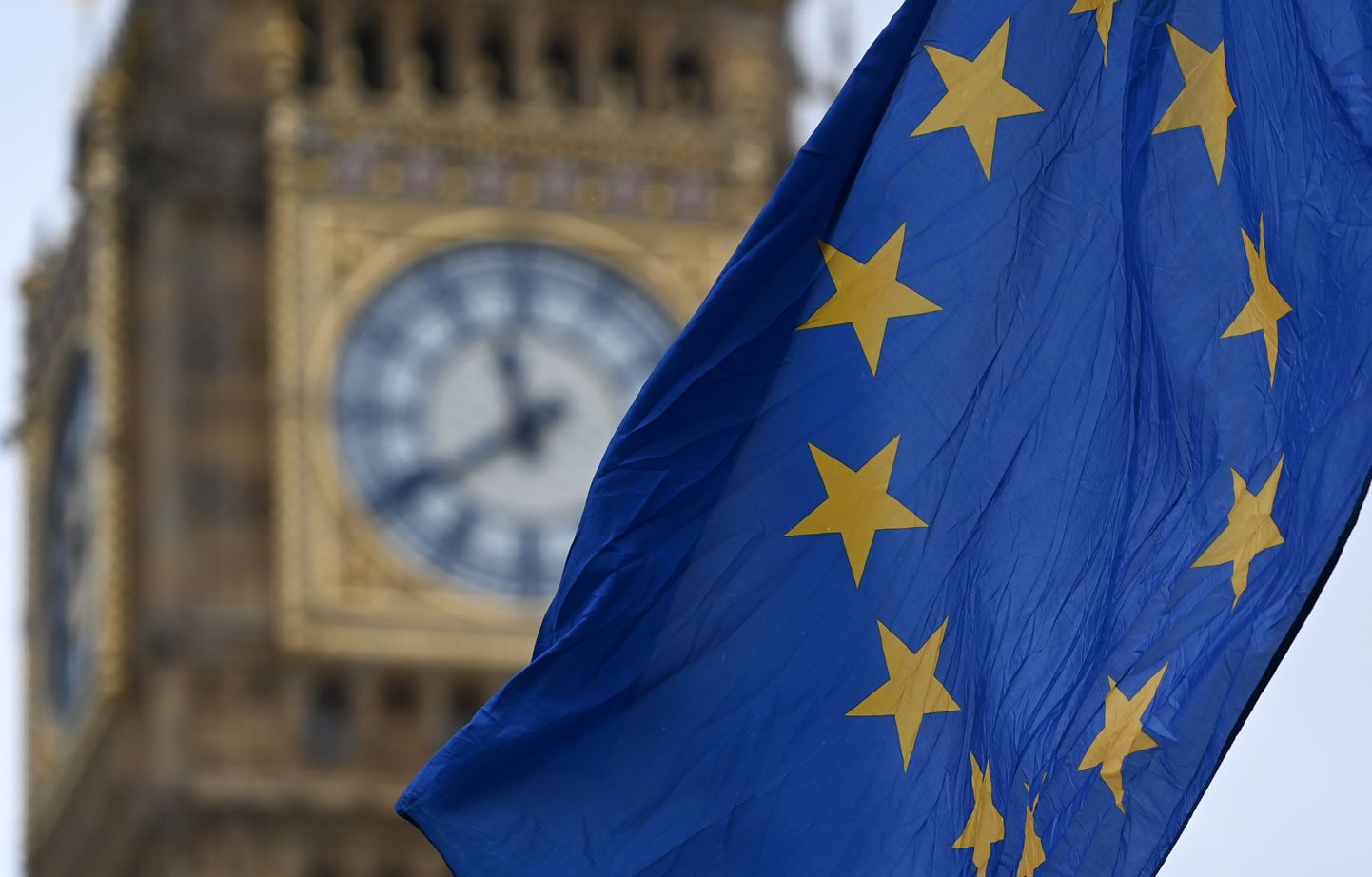 Euroopa Liidu lipp ja Briti parlamendihoone Londonis. Foto on illustratiivne.