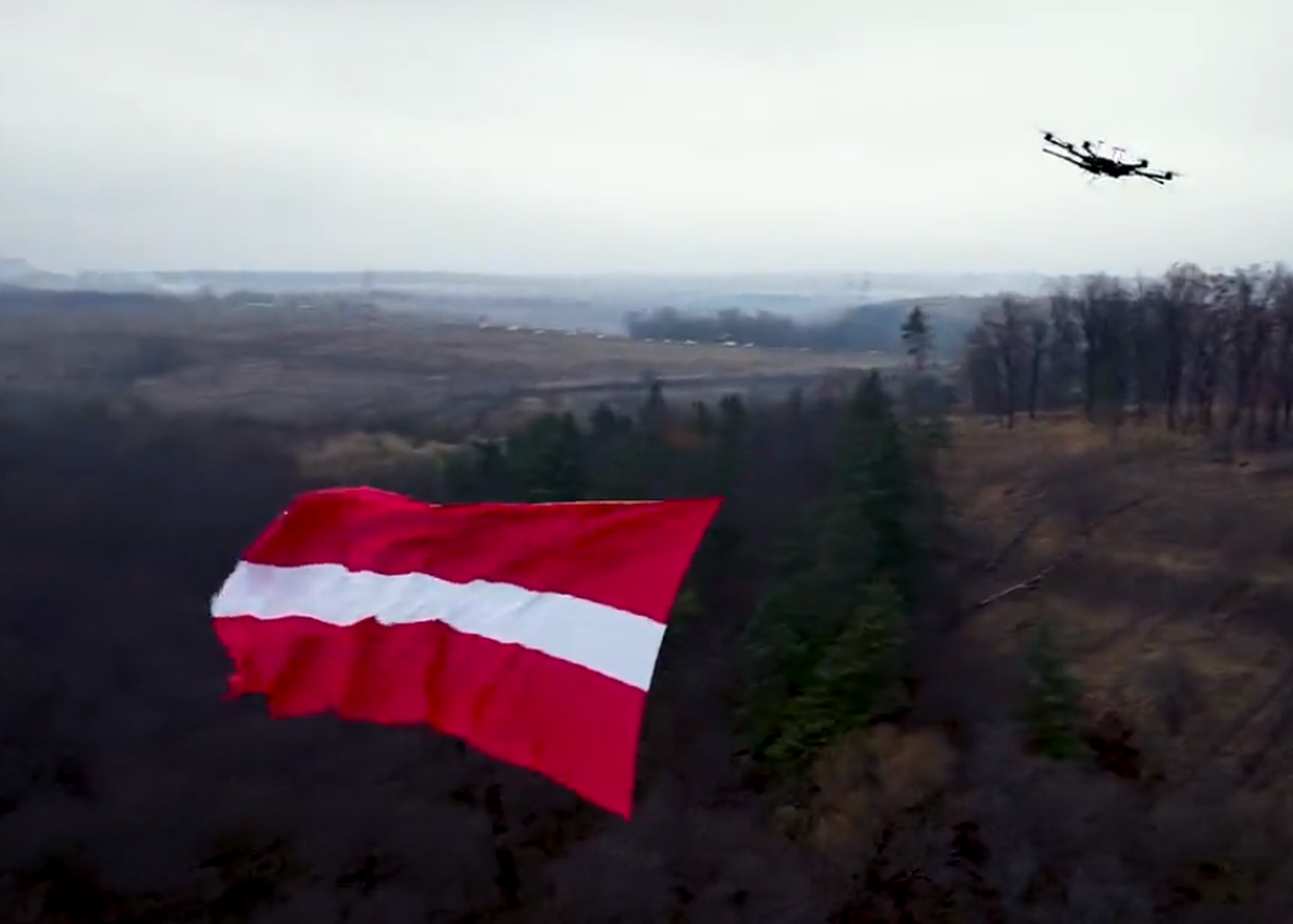 Флаг Латвии в небе Украины