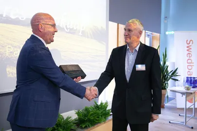 Tiitli andis üle maaeluminister Arvo Aller (vasakul).
