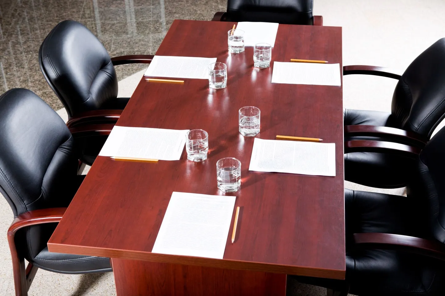 Koosolekute laud on kui tänapäeva lõke, mille ümber rituaalseid struktuurimuudatusi arutatakse.