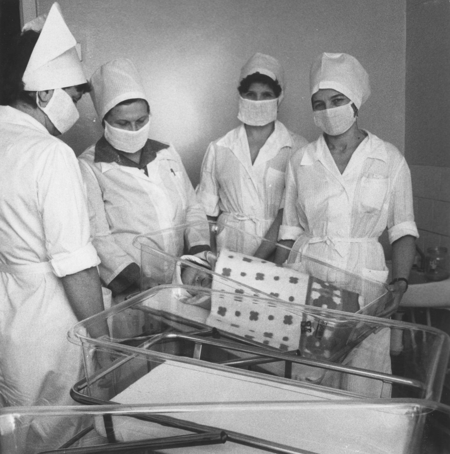 Viljandi praeguses haiglas oli esimene vastsündinu tütarlaps. Selle võtsid vastu ämmaemand Tiiu Kõiv (vasakul), lastetoa õde Anu Sepp, vanemõde Ene Arusoo ja lastearst Helgi Reissar.