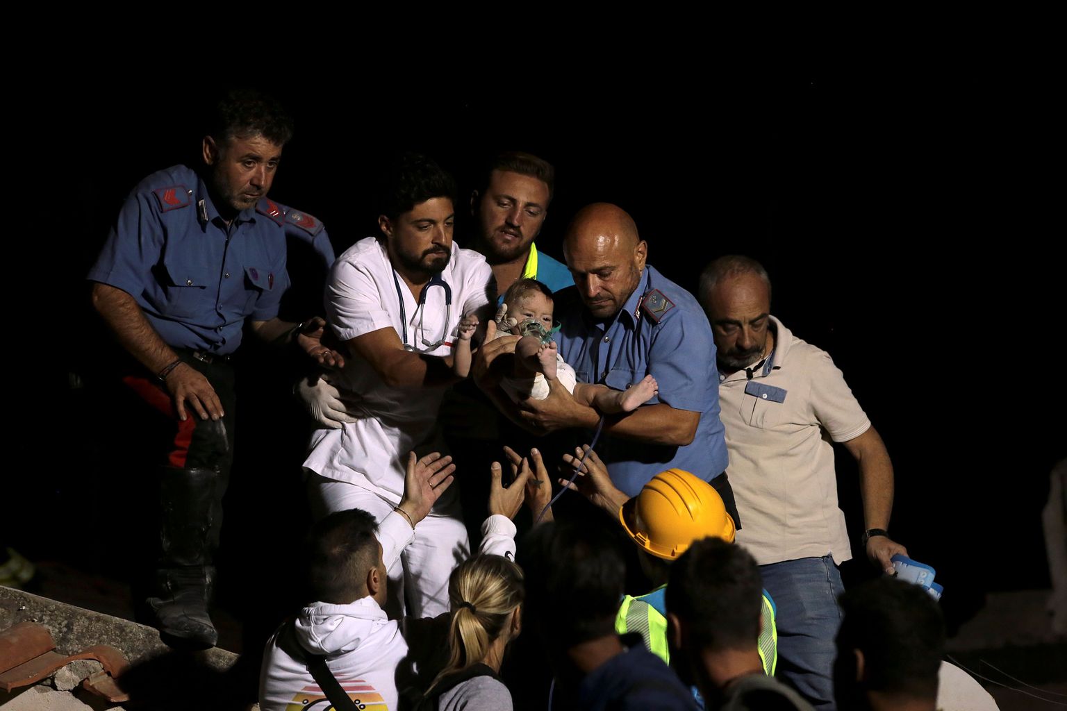 Itaalai Ischia saarel päästeti maavärina järgselt majarusudest seitsmekuune laps