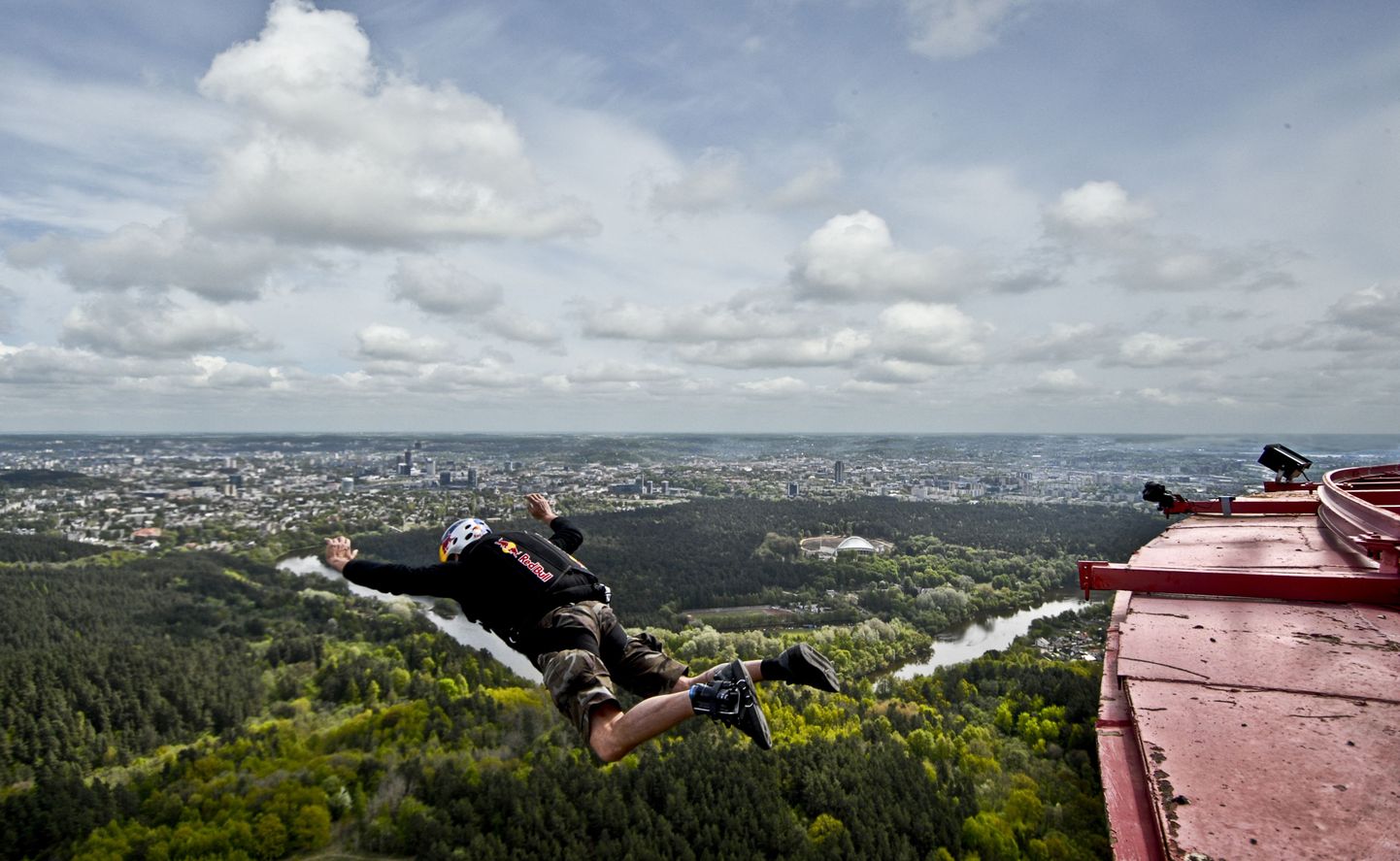 Cedric Dumont hüppas Vilniuse teletornist alla