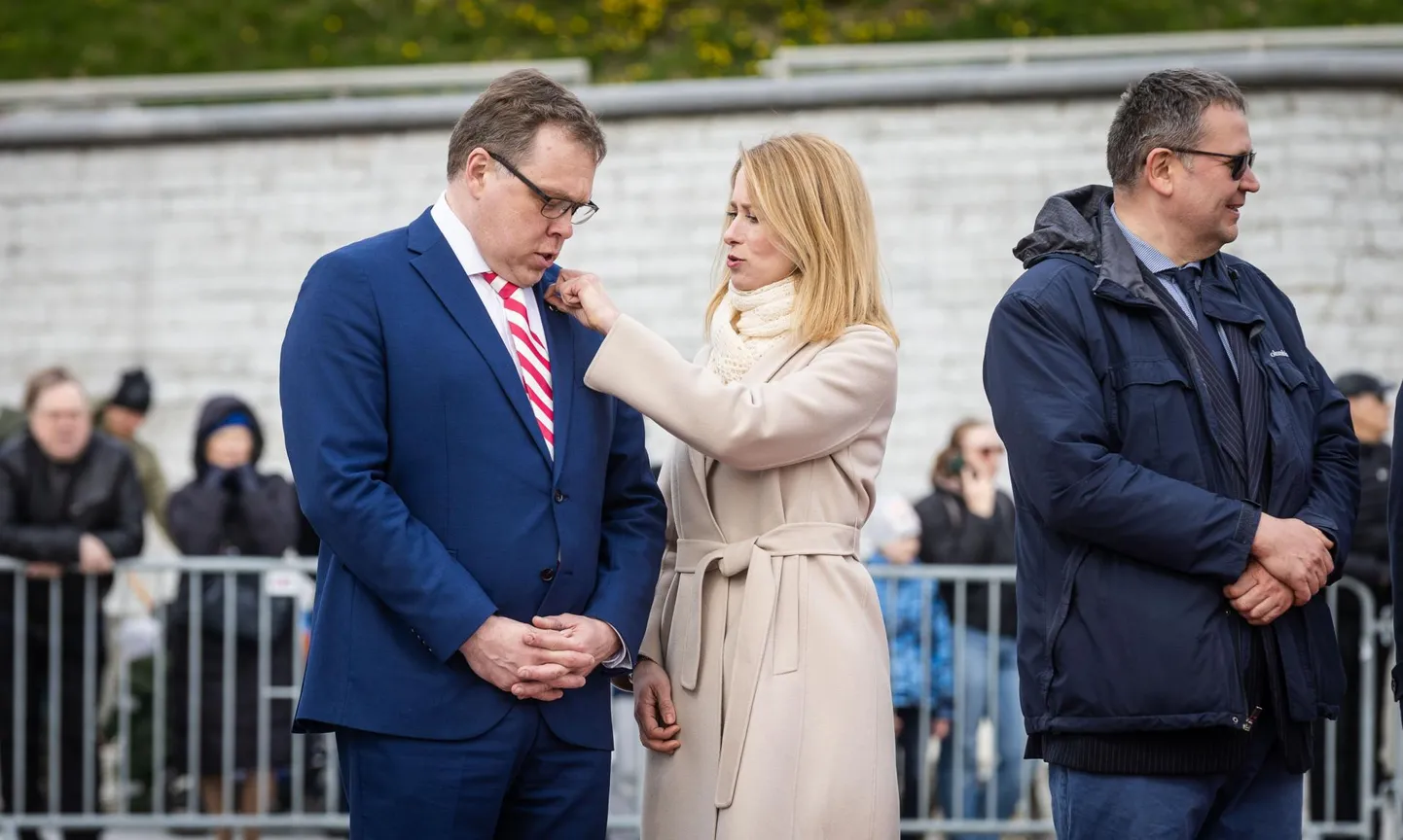 Peaminister Kaja Kallas kohendab riigikogu esimehe Lauri Hussari pintsakurevääri.