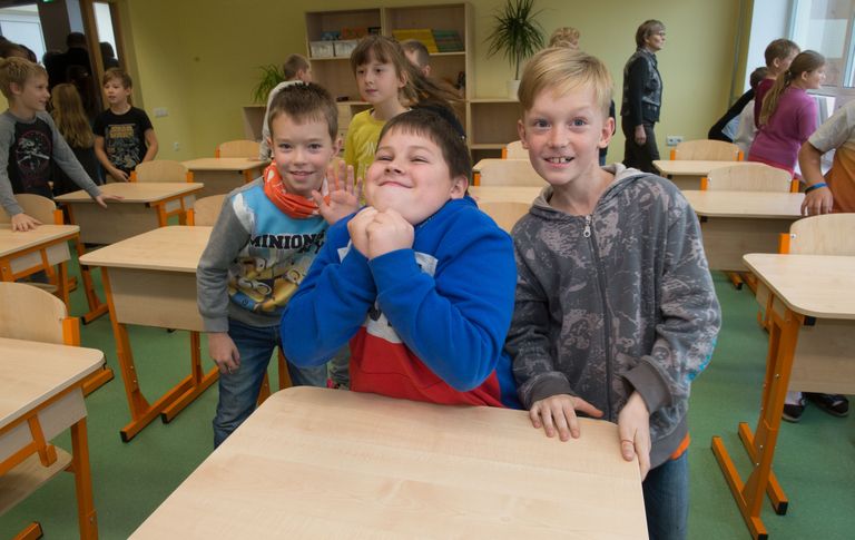 Kolmanda klassi poisid Mirko Marjak (vasakult), Kelvin-Trevor Luts ja Kristjan Nõmme ei varjanud oma suurt rõõmu uuest klassist.