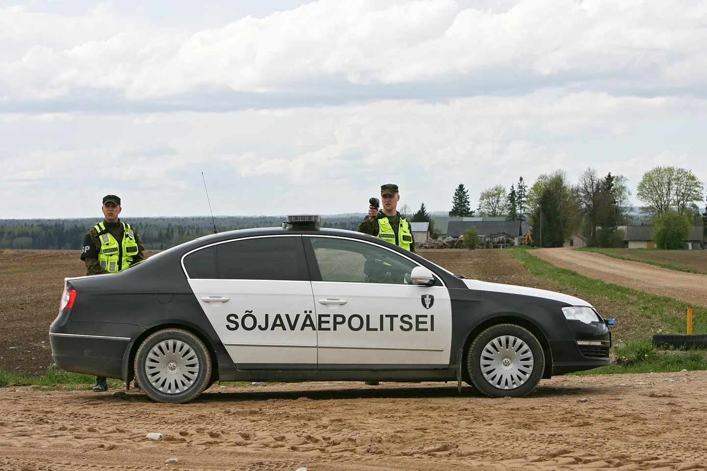 Sõjaväepolitsei uurib liiklusõnnetuse asjaolusid.