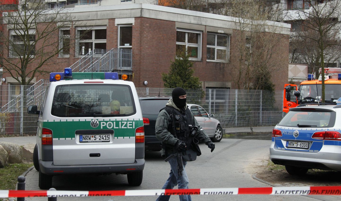 Saksa politsei eriüksuse liige Kölni lasteaia lähistel.