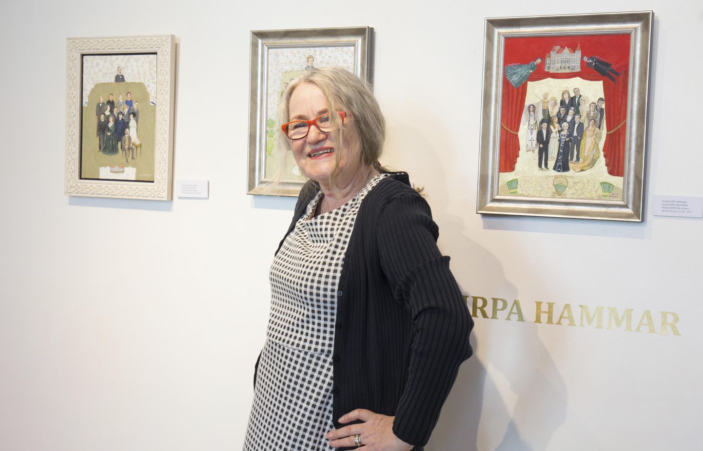 Tuntud Soome illustraator Sirpa Hammar Viljandis oma näituse põhitööde, Eesti ja Soome kultuuritegelaste piltide ees.