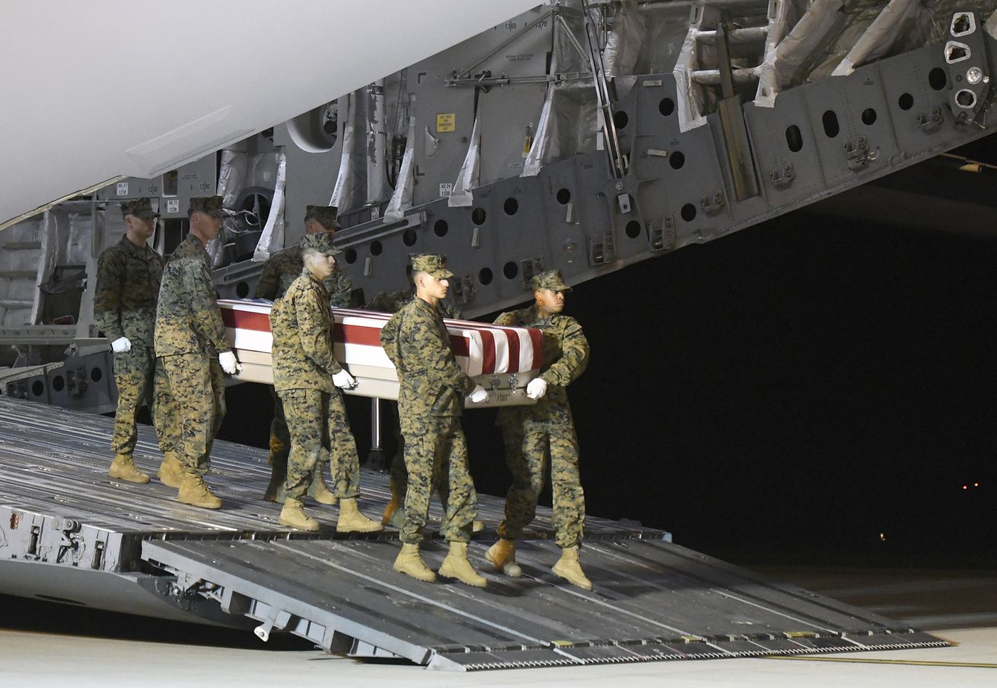 USA merejalaväelased tapetud võitluskaaslase surnukeha kandmas.