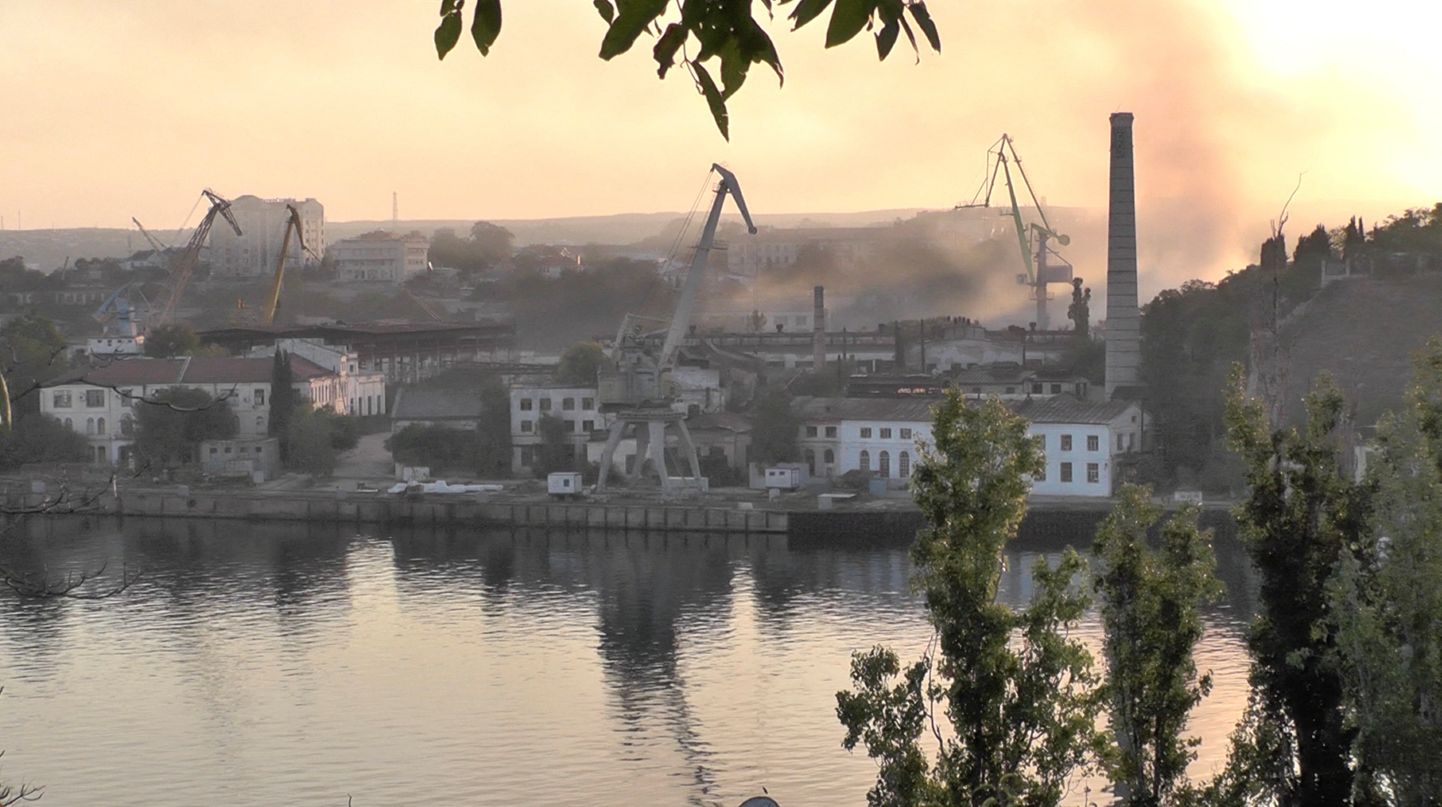 Sevastopoli laevatehasest tõuseb pärast kolmapäevast Ukraina raketirünnakut suitsu.