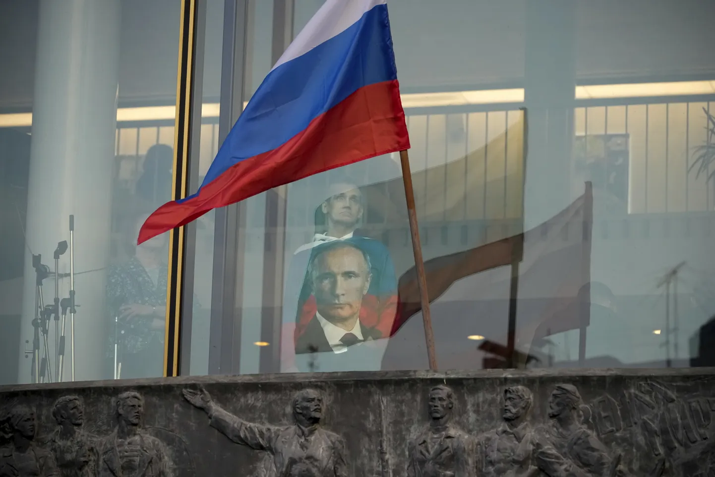 Mees Moskvas Vladimir Putini pildiga särgiga.