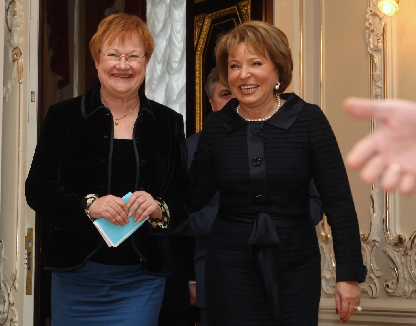 Tarja Halonen (vasakul) koos Peterburi kuberneri Valentina Matvijenkoga.