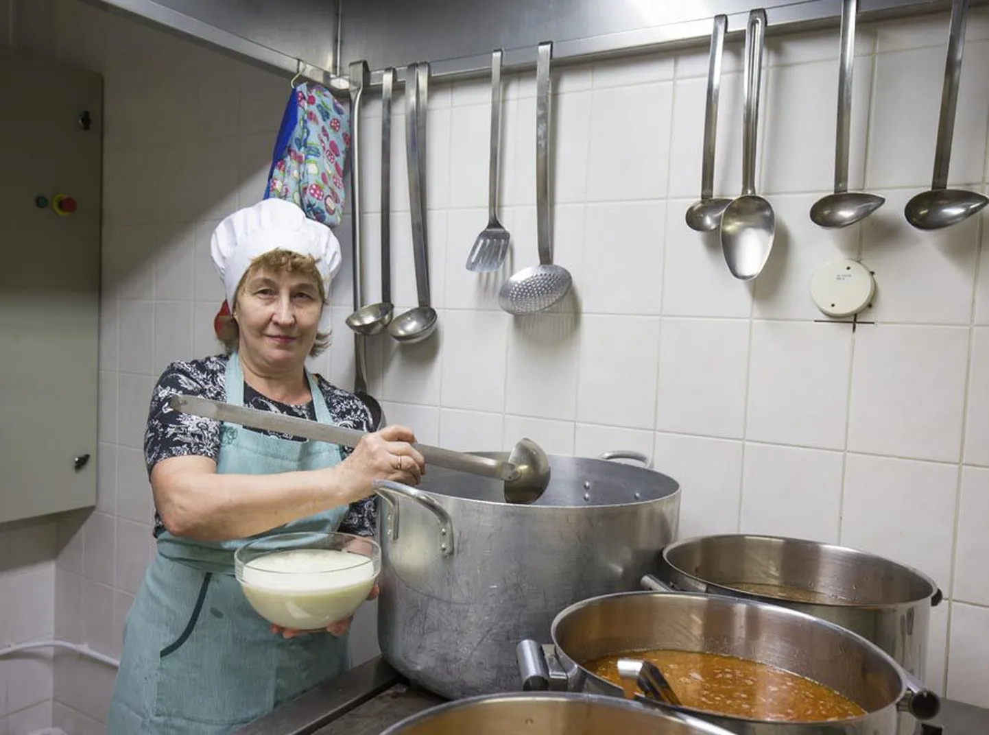 Kui õpilased hommikuputru sööma tulid, valmistas Abja gümnaasiumi kokk Helve Seegel juba lõunasöögiks suppi. Ühe söögikorra lisamine tema tööpäeva algust varasemaks ei toonud, sest nihkus ka lõunasöögivahetund.
