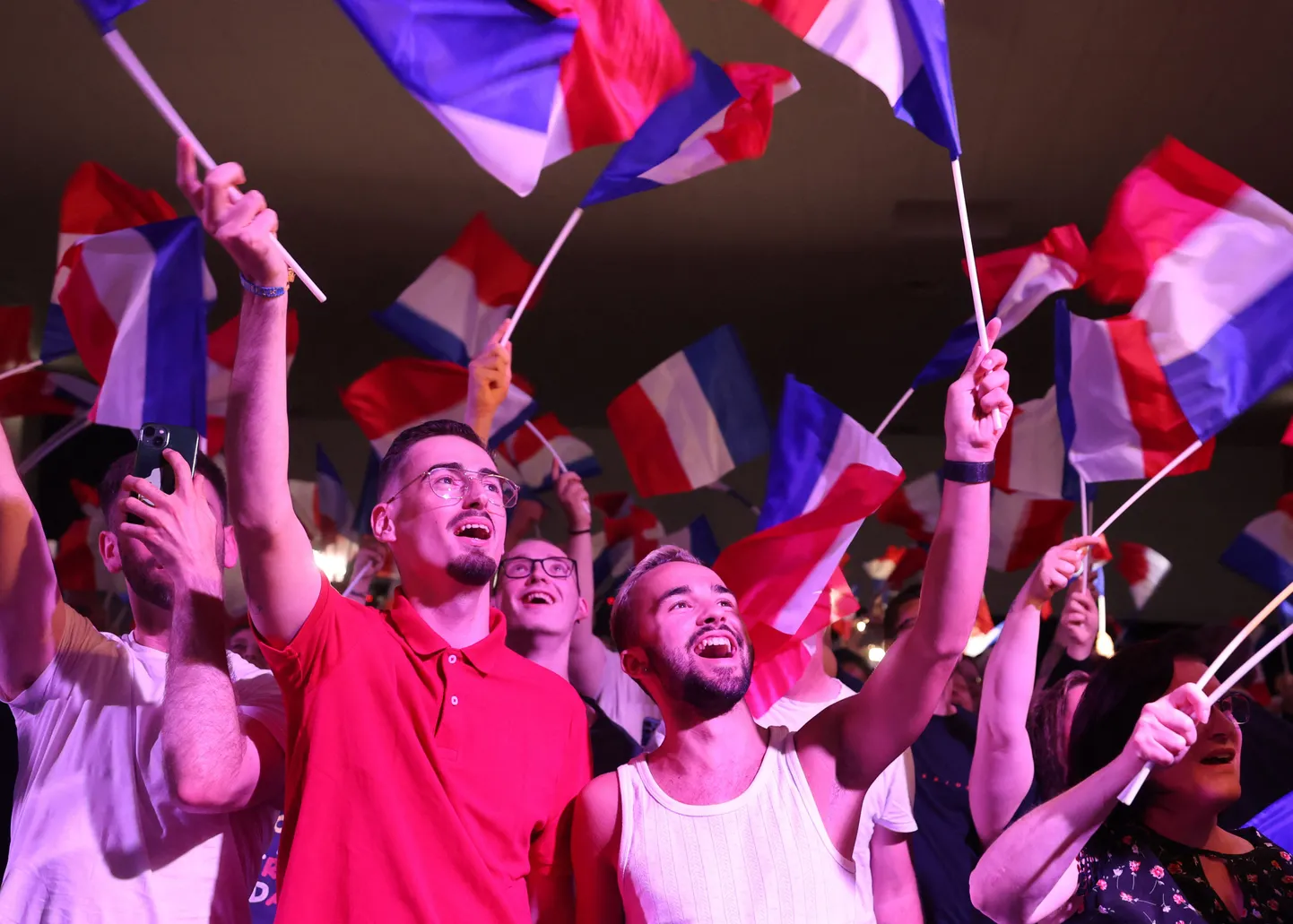 Prantsuse paremäärmuslased rõõmustavad esialgsete valimistulemuste üle.