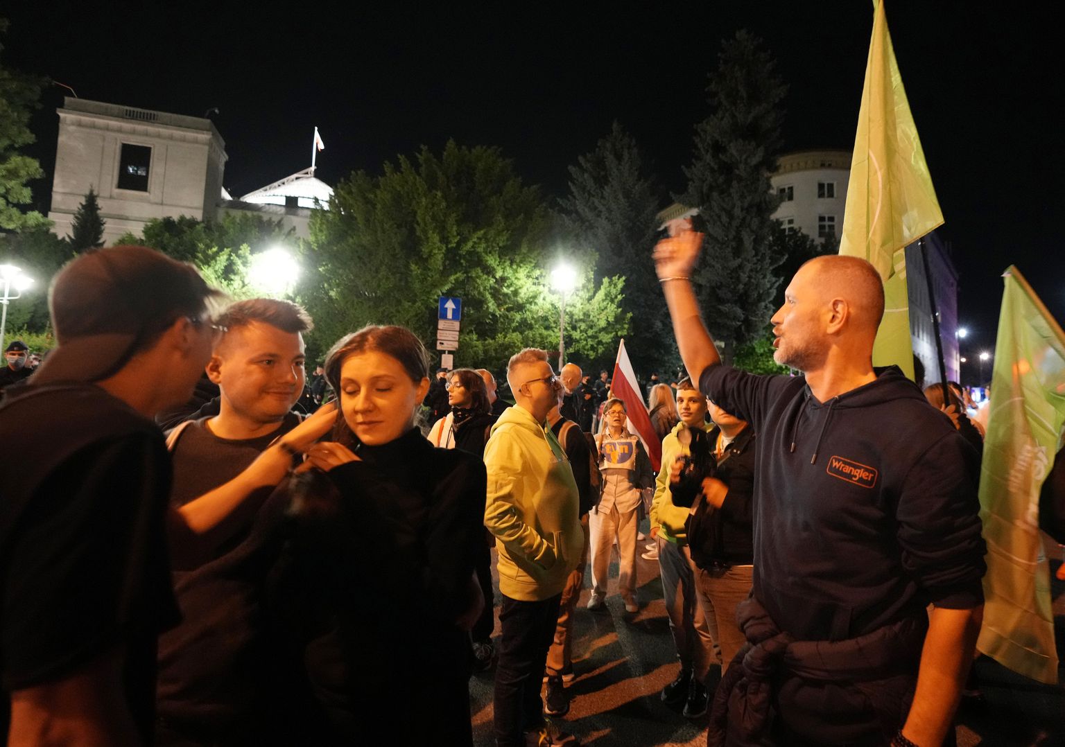 Meeleavaldajad kolmapäeva õhtul parlamendi ees.