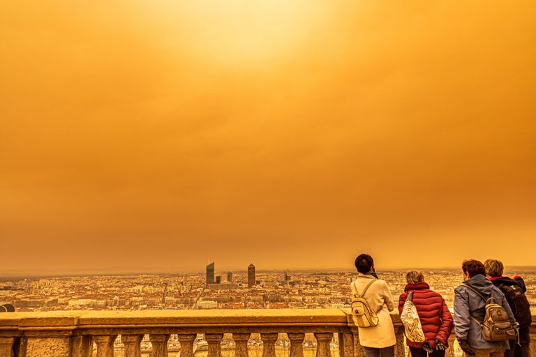 Inimesed vaatamas Prantsusmaal Lyonis Sahara kõrbe tõttu oranžiks muutunud taevast