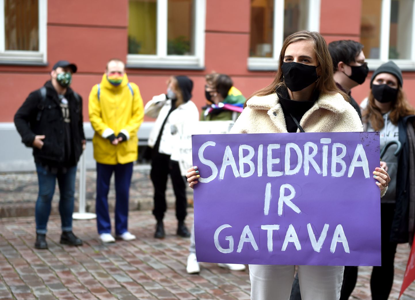 Pie Saeimas notiek otrais pikets par visu ģimeņu tiesisko aizsardzību, protestējot pret parlamenta rīcību, vairākkārt noraidot likumdošanas iniciatīvas neprecētu pāru kopdzīves regulācijai.