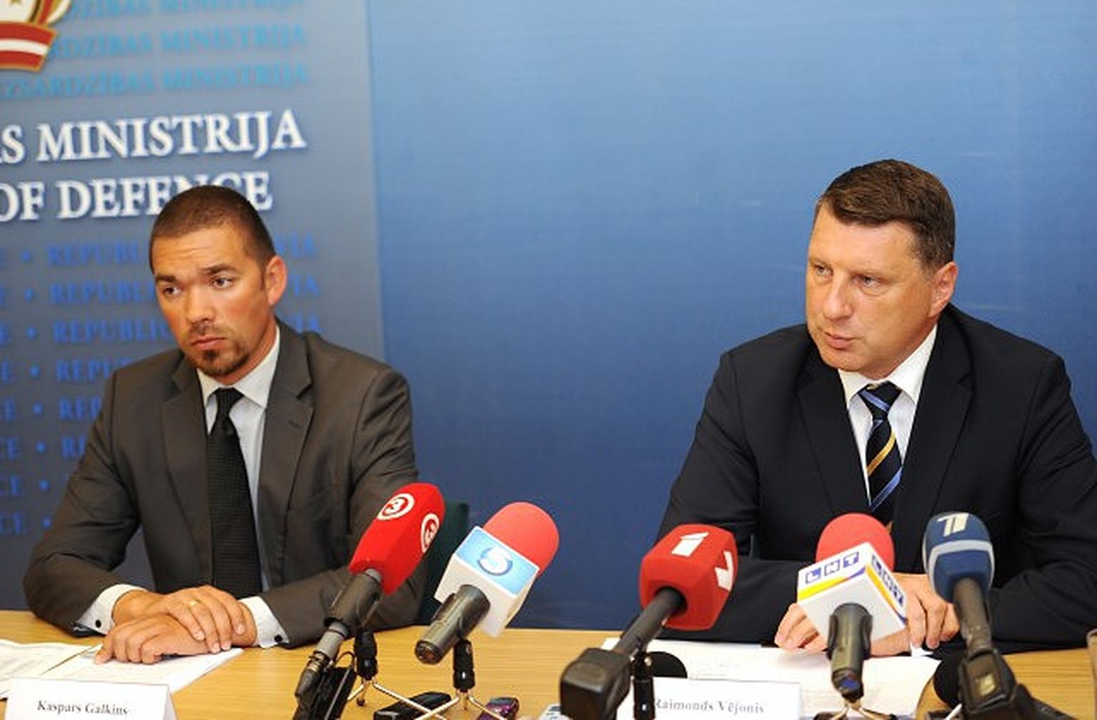 Aizsardzības ministrijas Militāri publisko attiecību departamenta direktors Kaspars Galkins (no kreisās) un aizsardzības ministrs Raimonds Vējonis piedalās preses brīfingā