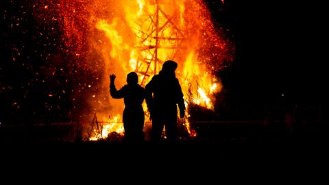 Фото и видео: в Пярну устроили эффектное огненное шоу со старыми елками
