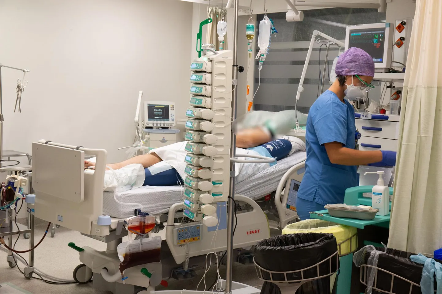Eesti haiglates on praegu 257 koroonapatsienti. Fotol on Tartu ülikooli kliinikumi koroonaosakonna intensiivraviosakond.