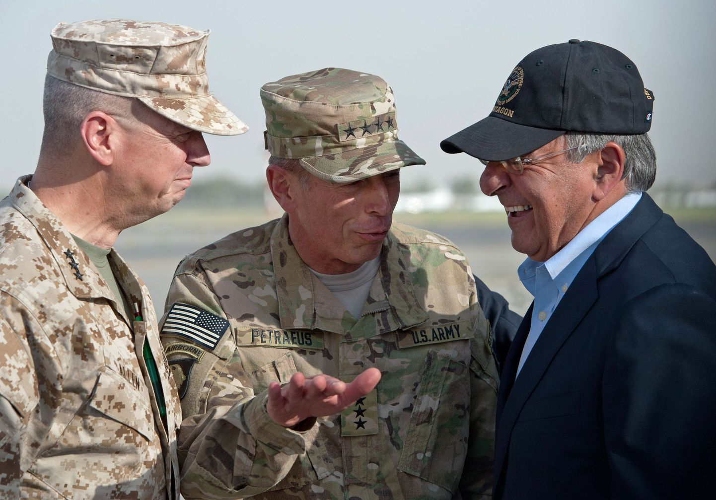 Kindral John Allen (vaksaul), kindral  David Petraeus ja USA kaitseminister Leon Panetta juulis 2011 Kabulis.