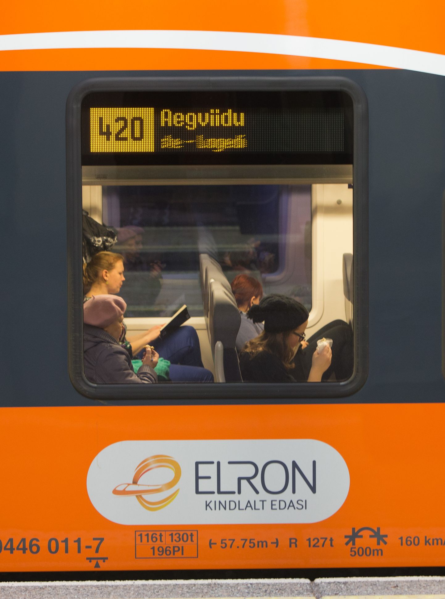 Elroni rongis märgati piilurit, kes end kaassõitjate silme all rahuldas.