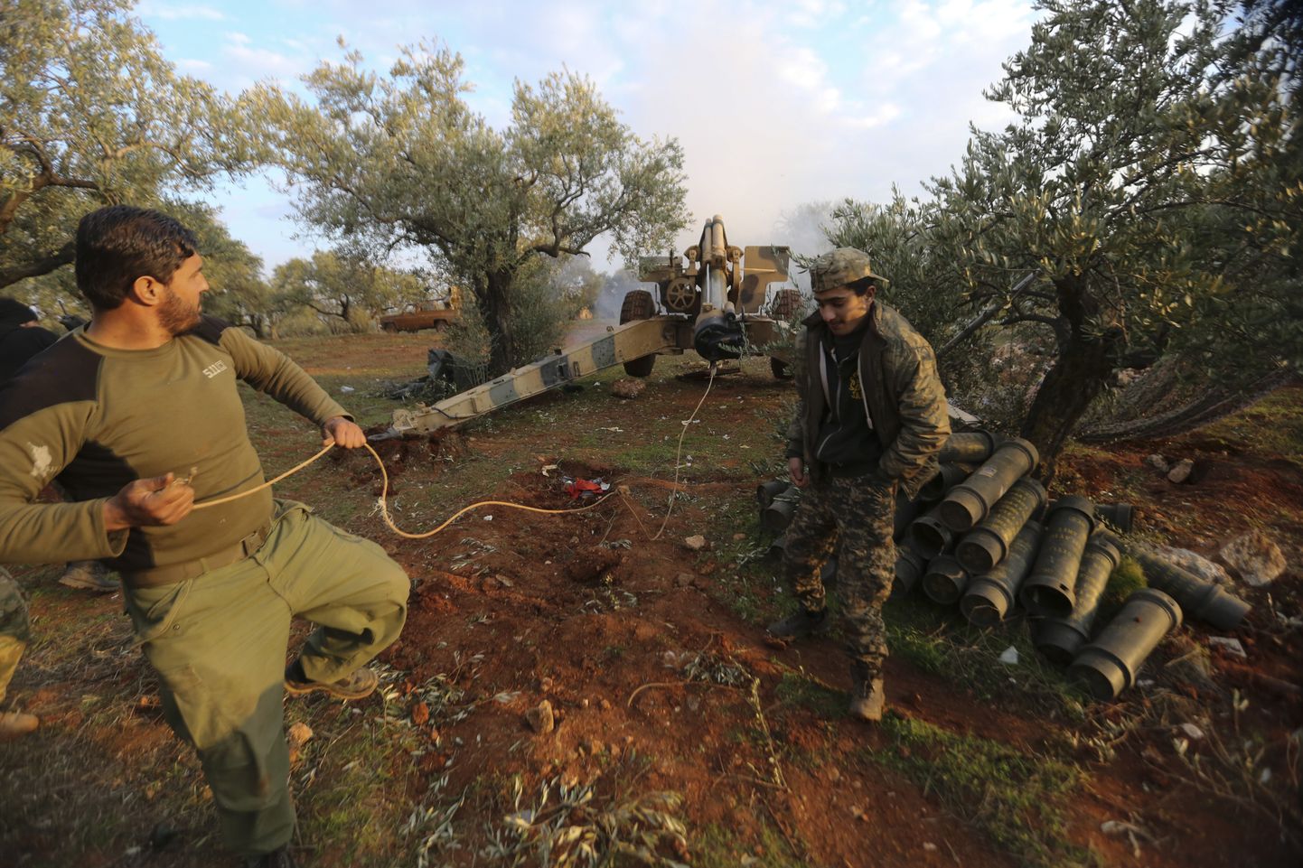 Türgi toetatud Süüria sissivõitlejad suurtükiga Neirabi küla lähistel.