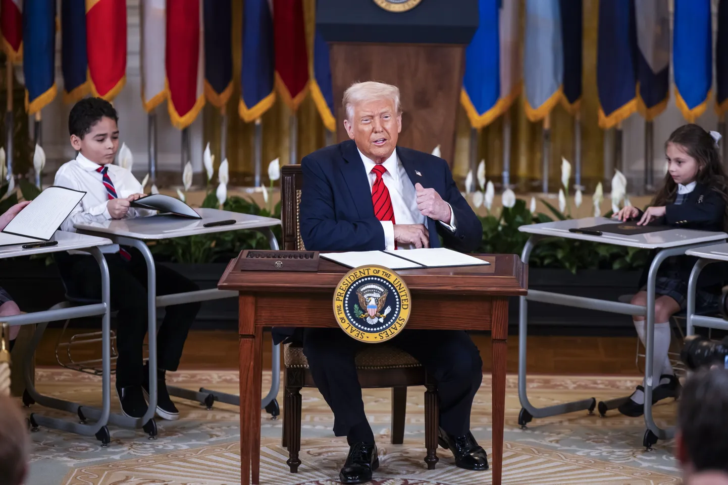 Дональд Трамп подписывает указ о ликвидации Министерство образования