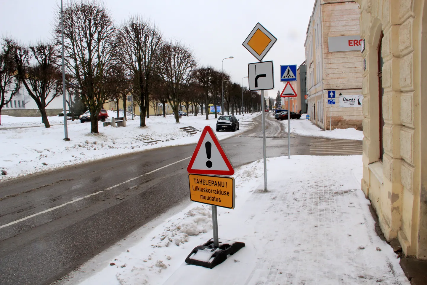 Muudetud liikluskorraldusest annavad märku liiklusmärgid. Kauguses seisvat õueala märki Pärna puiesteelt tulijad samas pahatihti tähele ei pane.