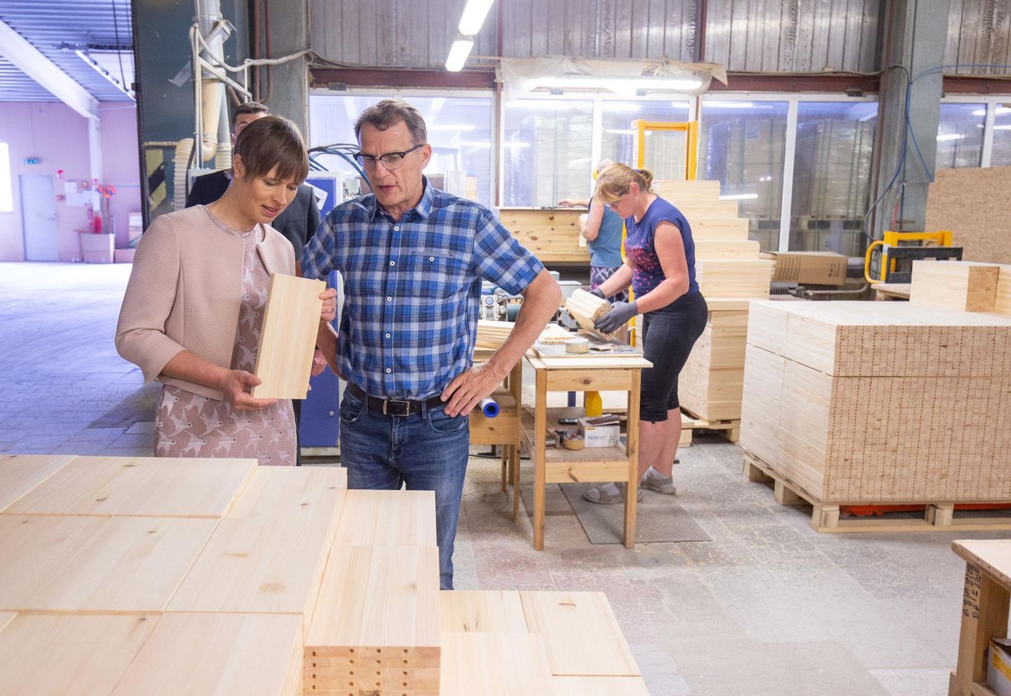Umbes 130 inimesele tööd pakkuvas Textuuri tehases käis eelmisel suvel külas president Kersti Kaljulaid. Pildil on ta koos ettevõtte juhi Argo Jõgiga.