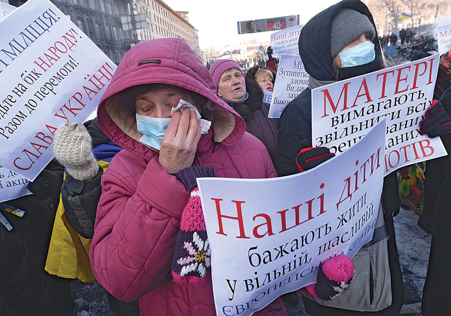 После известия о неудаче переговоров оппозиции и властей в административном квартале Киева вышли на демонстрацию женщины, назвавшие свою акцию протестом матерей. «Наши дети хотят жить в свободной, счастливой, европейской стране» — гласили плакаты в их руках.