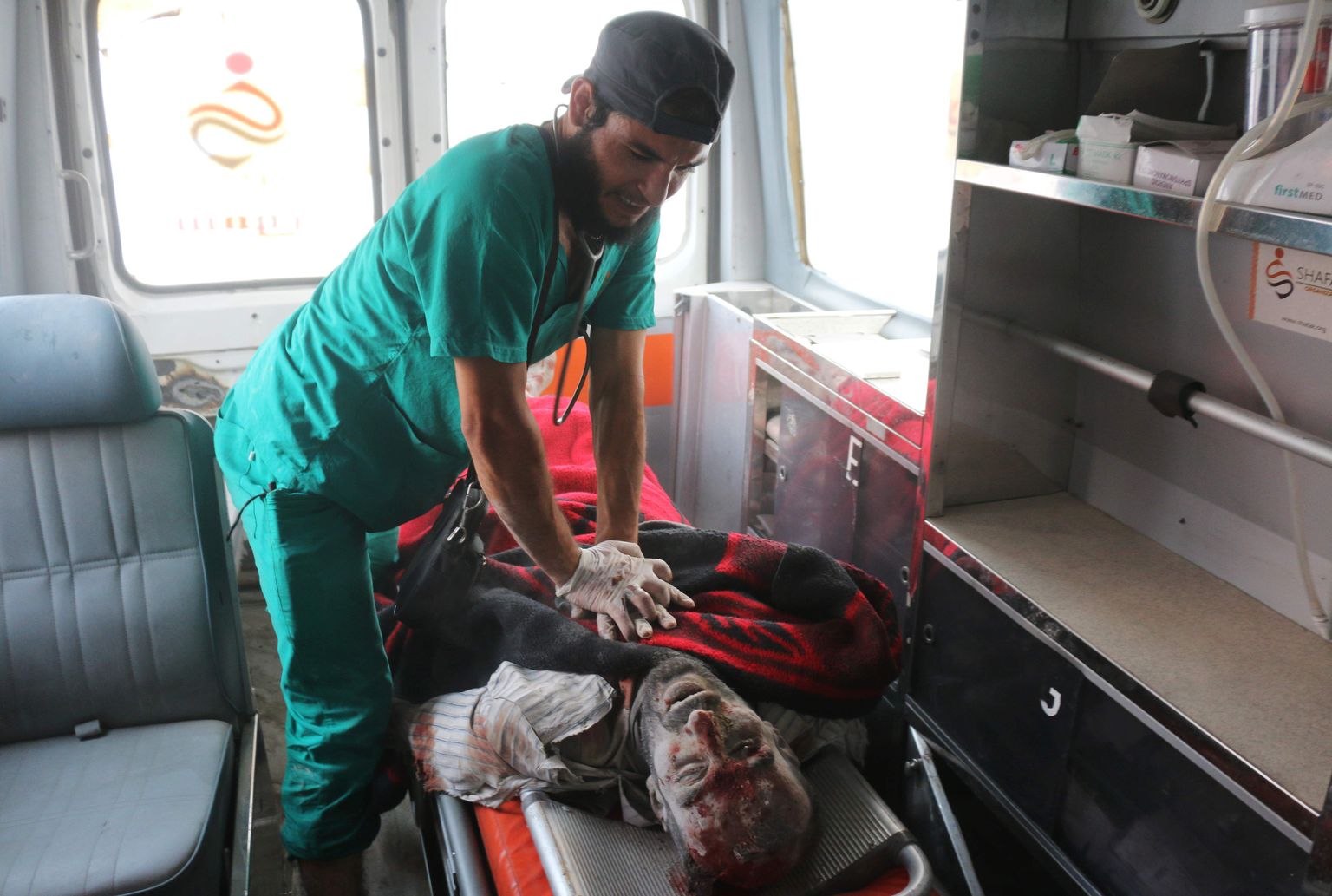 Süüria parameedik üritab vigastatut elustada