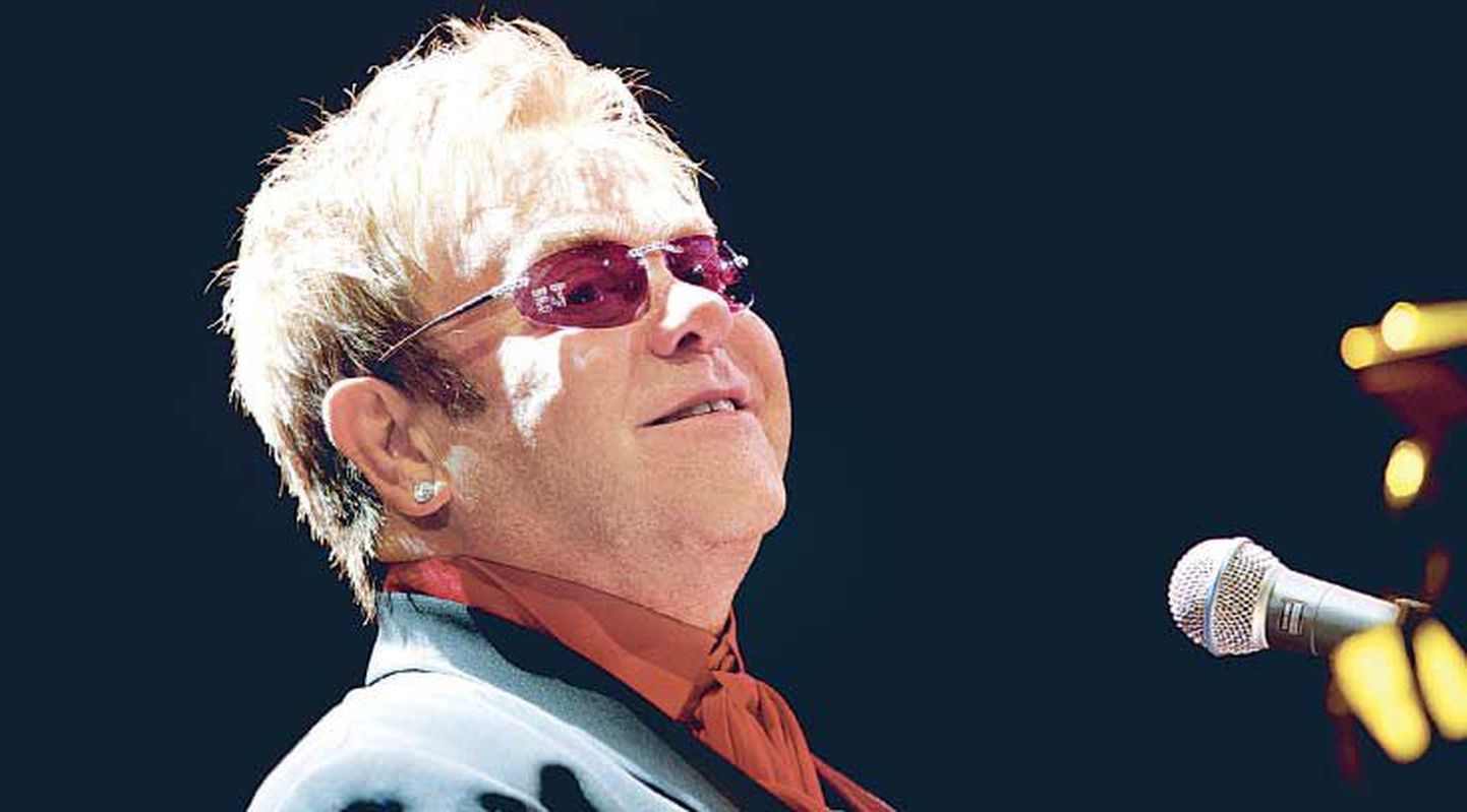 Vanameister Elton John kiirgas laval positiivsust, kui esitas valiku oma parimatest (vanadest) lauludest.