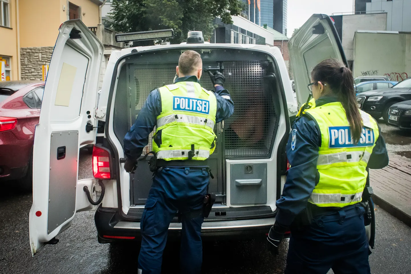 Politsei pidas märatseja kinni ja toimetas raviasutusse. Pildil olevad inimesed ei ole juhtunuga seotud.